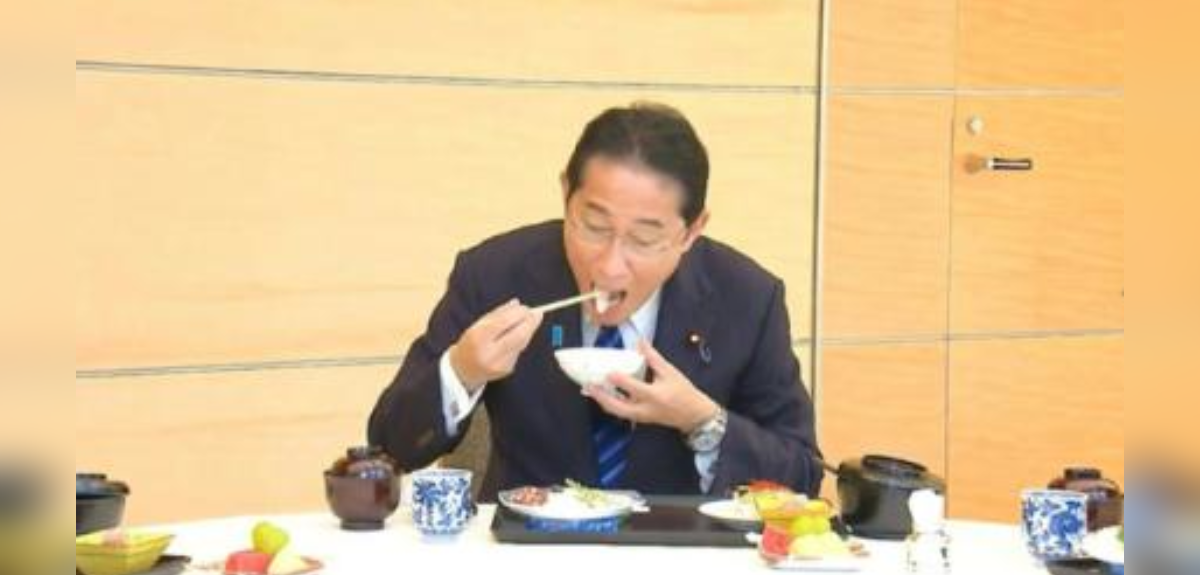 Primer Ministro japonés comió pescados y mariscos de Fukushima para descartar riesgos
