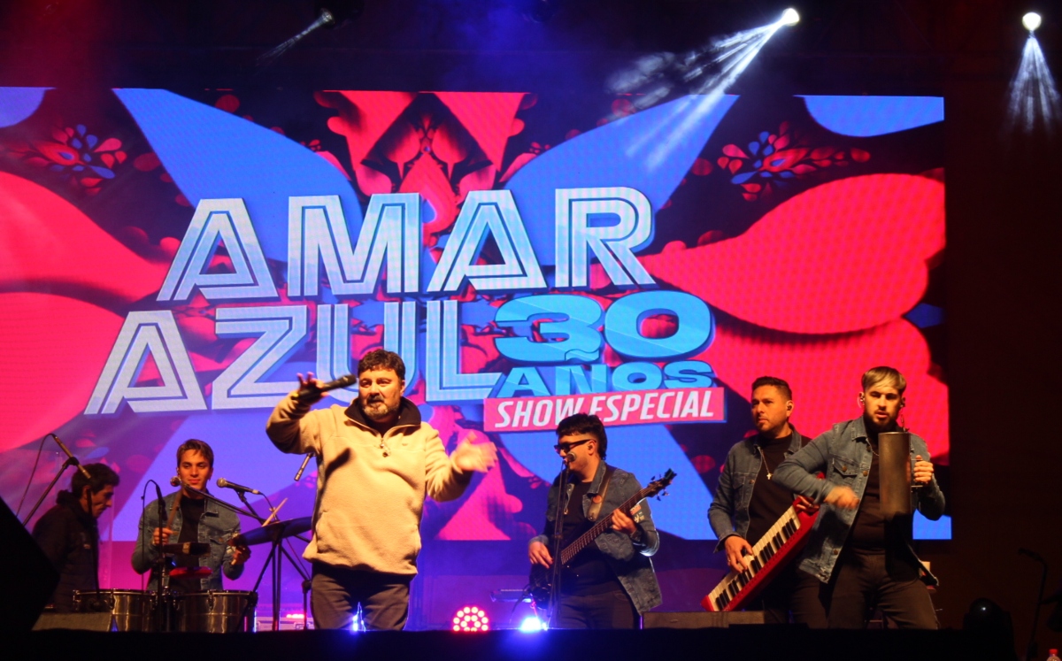 Fanático de Deportes Concepción logró darle especial regalo a Amar azul: vocalista lo mostró en show