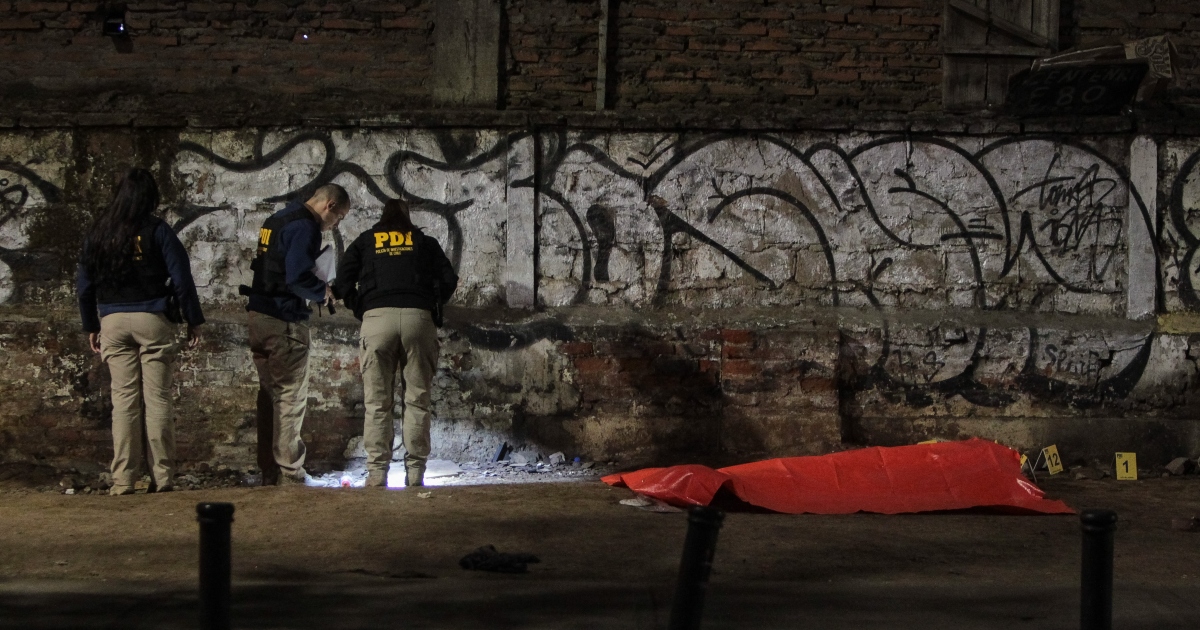 Hombre fue apuñalado y baleado en Santiago Centro: vecinos lo encontraron en plena vía pública