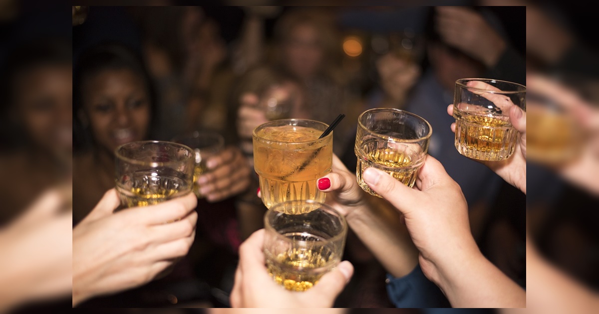 Asqueroso hallazgo en Grecia: clausuraron bares tras vender las sobras de licores a otros clientes