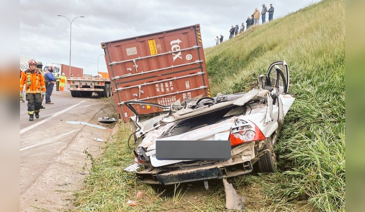 Impactantes registros tras caída de contenedor sobre auto en San Antonio: una persona quedó atrapada