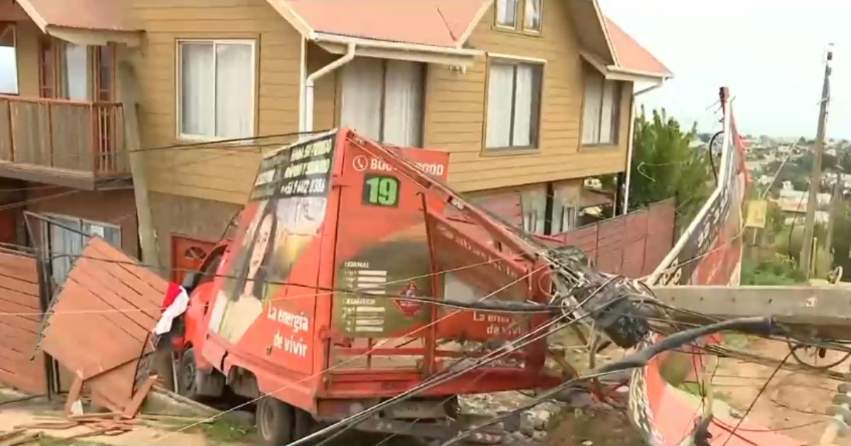 Camión de gas chocó contra poste y luego quedó incrustado en casa en Viña del Mar: “Arrasó con todo”