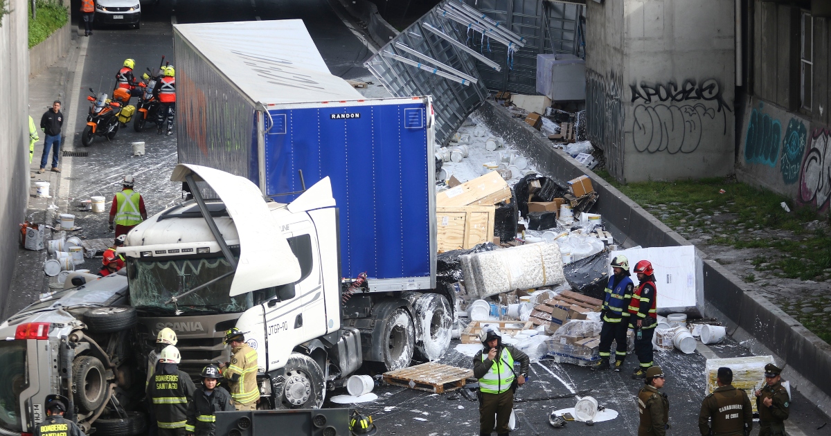 Camión provocó accidente y derramó pintura en Autopista Central: inhabilitó el paso por varias horas