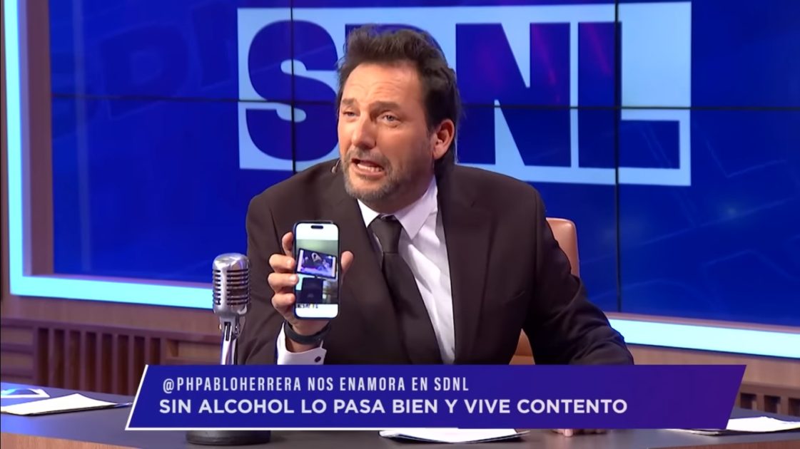 Daniel Fuenzalida muestra pantallas de Negro Piñera