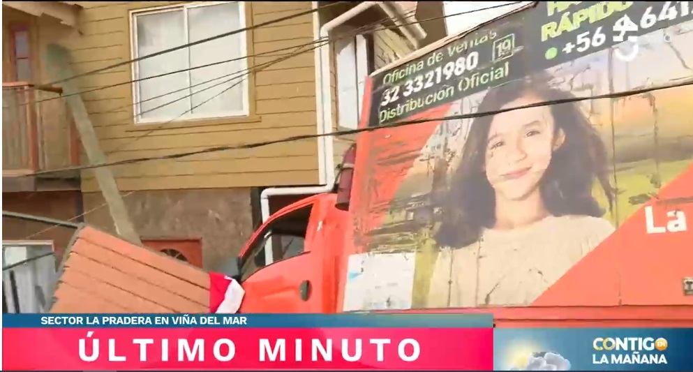 Camión de gas chocó contra poste y luego quedó incrustado en casa en Viña del Mar: “Arrasó con todo”
