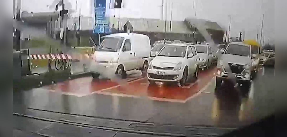 Video muestra imprudencia de chofer de bus que impactó con Biotren en San Pedro de la Paz