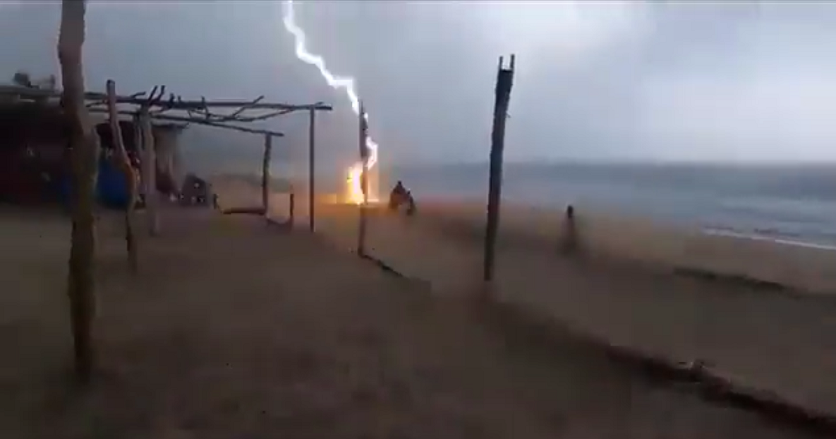 Captan desconcertante momento en que rayo impacta a dos personas en playa de México: ambas murieron