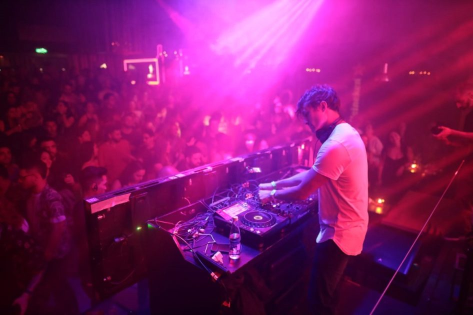 Pasada la 1 de la madrugada y rodeado de sus colegas: así fue el debut de Roberto Cox como DJ