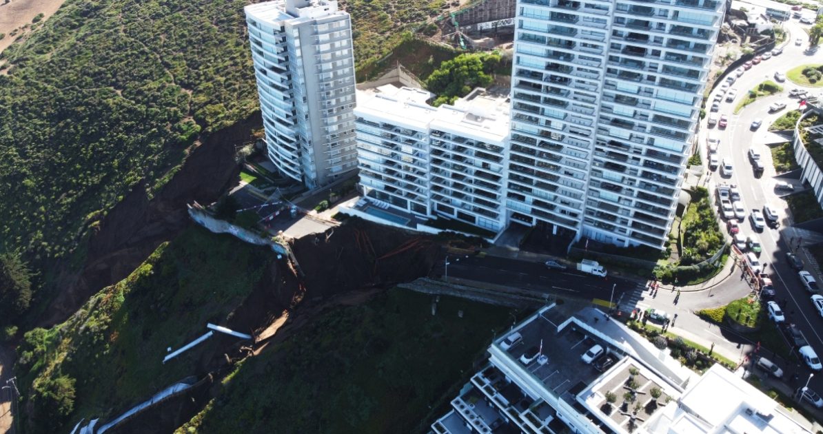 Impactante imagen muestra magnitud de socavón que afecta a edificio Miramar: pidieron evacuar sector