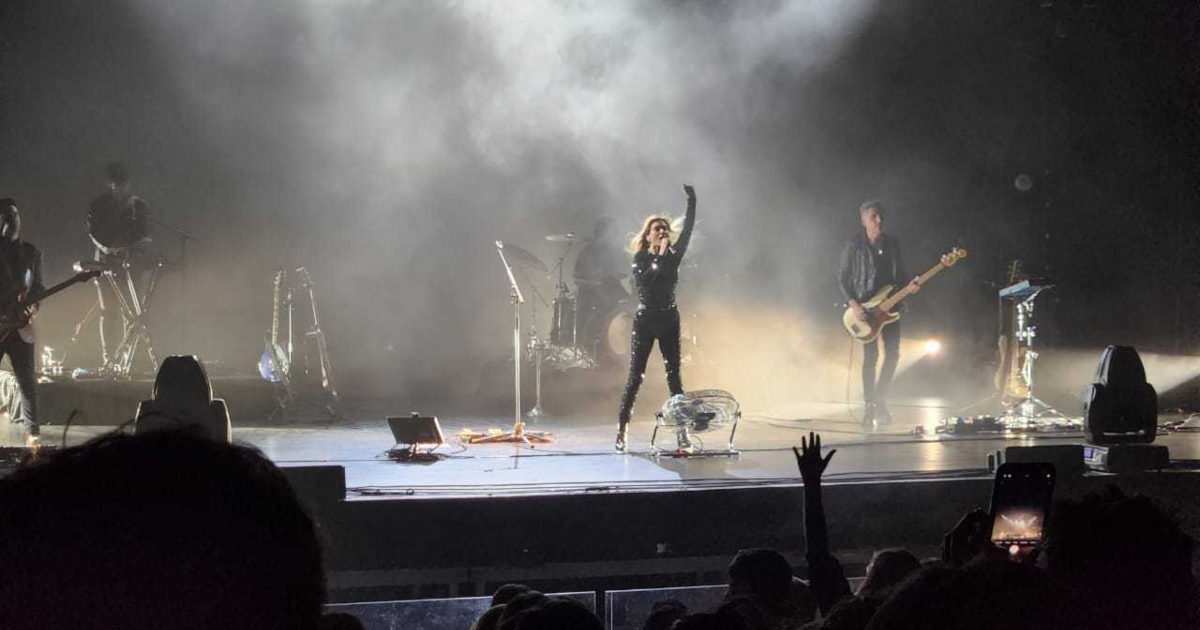 Nicole impactó con brillante look en REC 2023