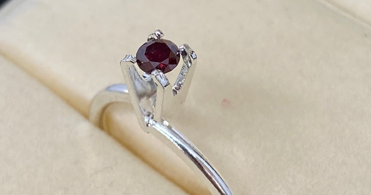 Funeraria trae un nuevo concepto para recordar a un ser querido fallecido: cenizas en un diamante