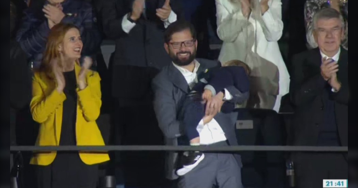 La tierna imagen de Boric en la apertura de Santiago 2023: sorprendió con un bebé en sus brazos