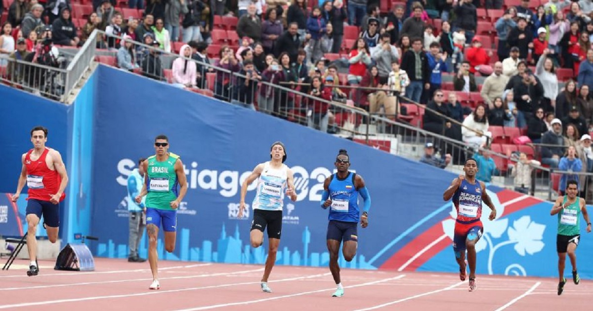 Atleta brasileña sufrió brutal calambre en pleno salto largo en Santiago 2023: así quedó su pierna