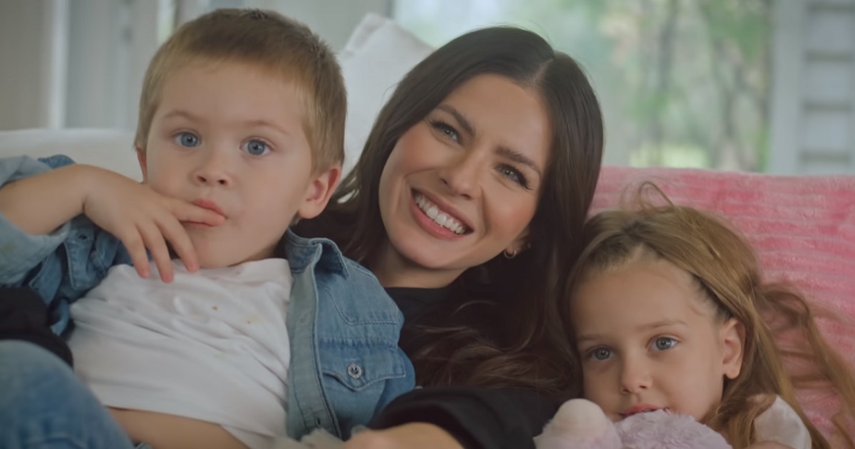 China Suárez explicó ausencia de su hija mayor en su nuevo videoclip: Magnolia y Amancio aparecieron