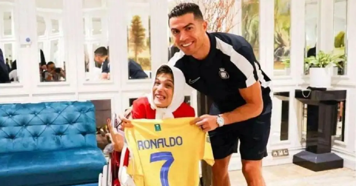 Irán condenó a Cristiano Ronaldo a 99 latigazos por cometer adulterio: abrazó a una pintora