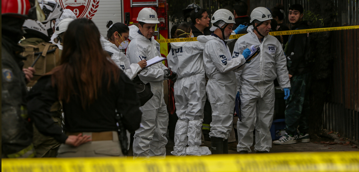 Al menos 5 fallecidos dejó incendio en Lo Espejo: seguridad del inmueble complicó actuar de Bomberos