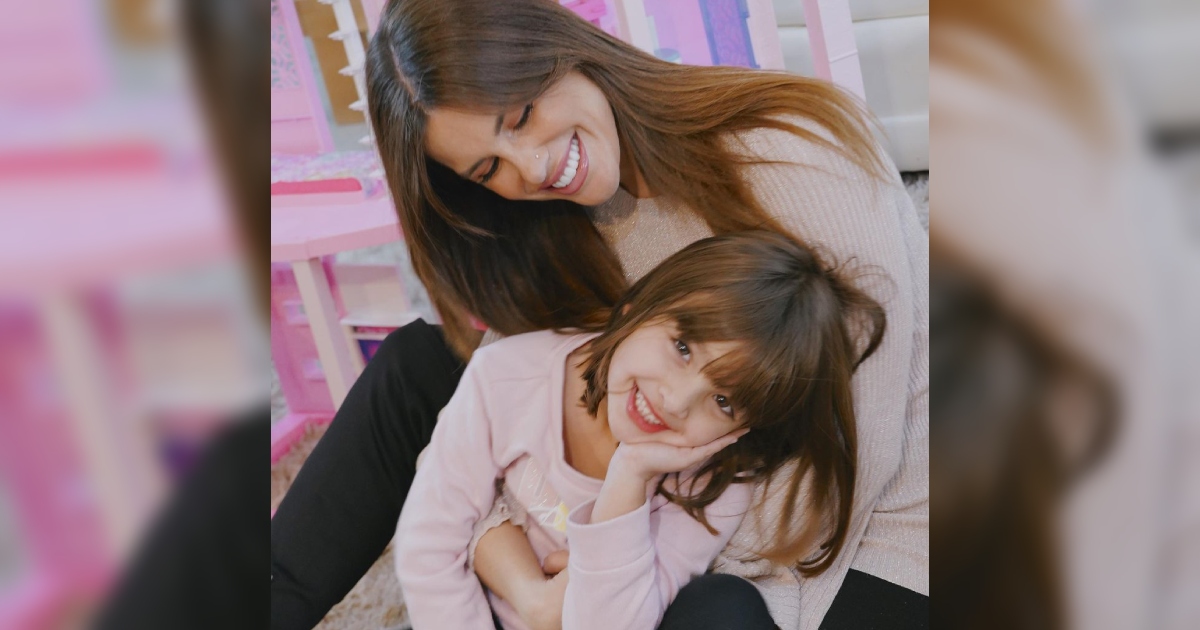 Gala Caldirola volvió a Chile con su hija después de estar dos meses en España: 