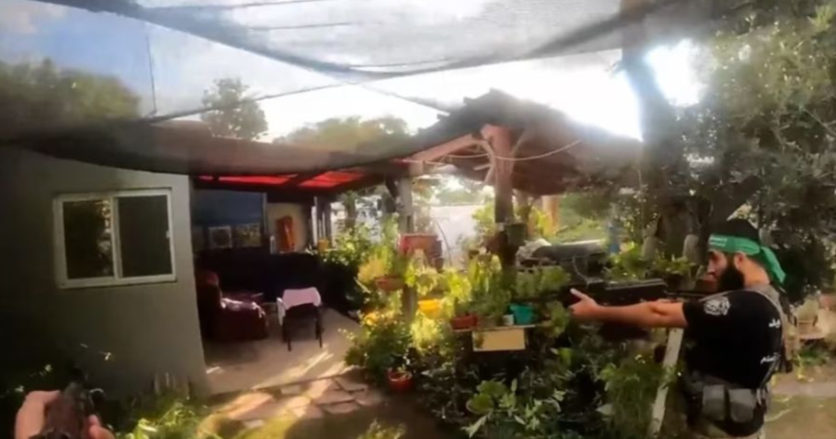 Video | Un terrorista de Hamás grabó su propia muerte tras atacar un kibbutz en Israel