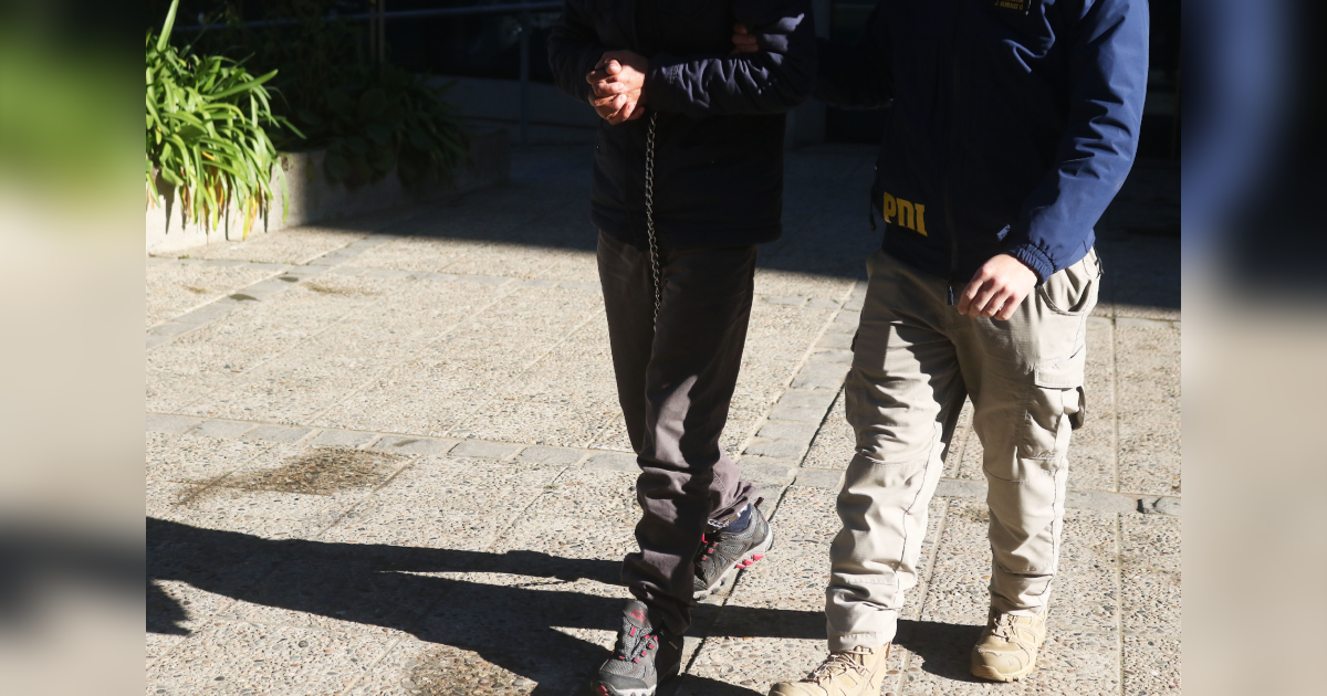 Hombre engañó por 10 años a su esposa haciéndose pasar por PDI: fue detenido por graves delitos