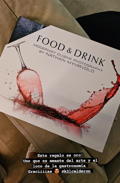 Kel Calderón sorprendió a su pololo con especial regalo y él reaccionó: "Es oro"