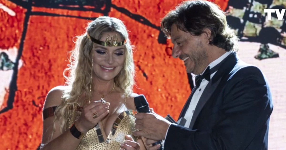 Kenita Larraín renovó votos matrimoniales en plena fiesta de cumpleaños: mostró detalles del anillo