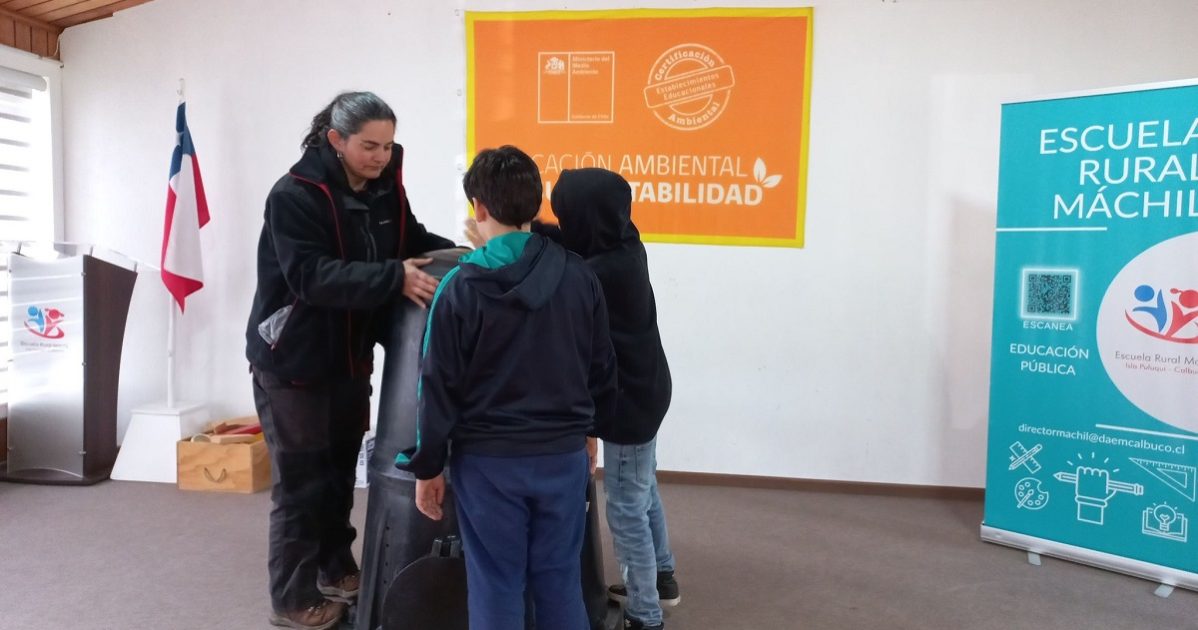 Marcela Roberts visitó la escuela rural de Máchil