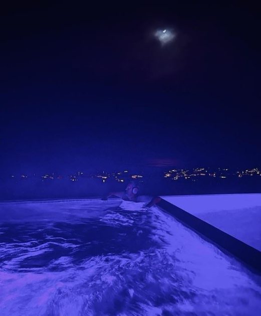 Jacuzzi de lujo, antidepresivos y un premonitorio posteo: lo que sabe de la muerte de Matthew Perry