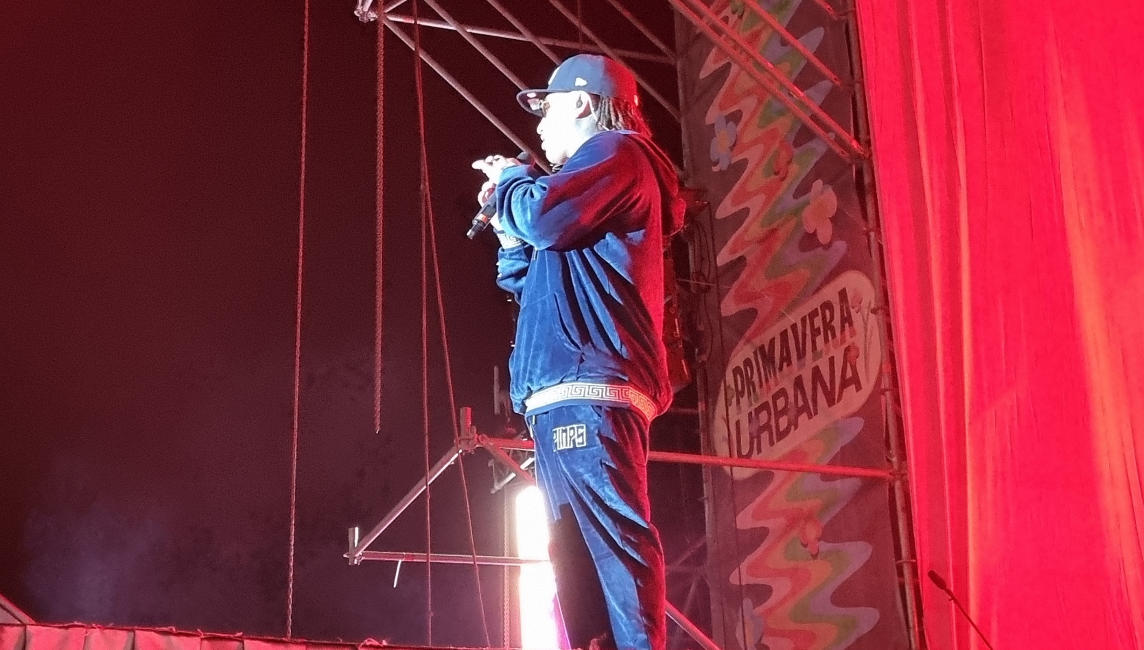 Pablo Chill-E detuvo show en Talcahuano por incidente en el público: pidió asistencia