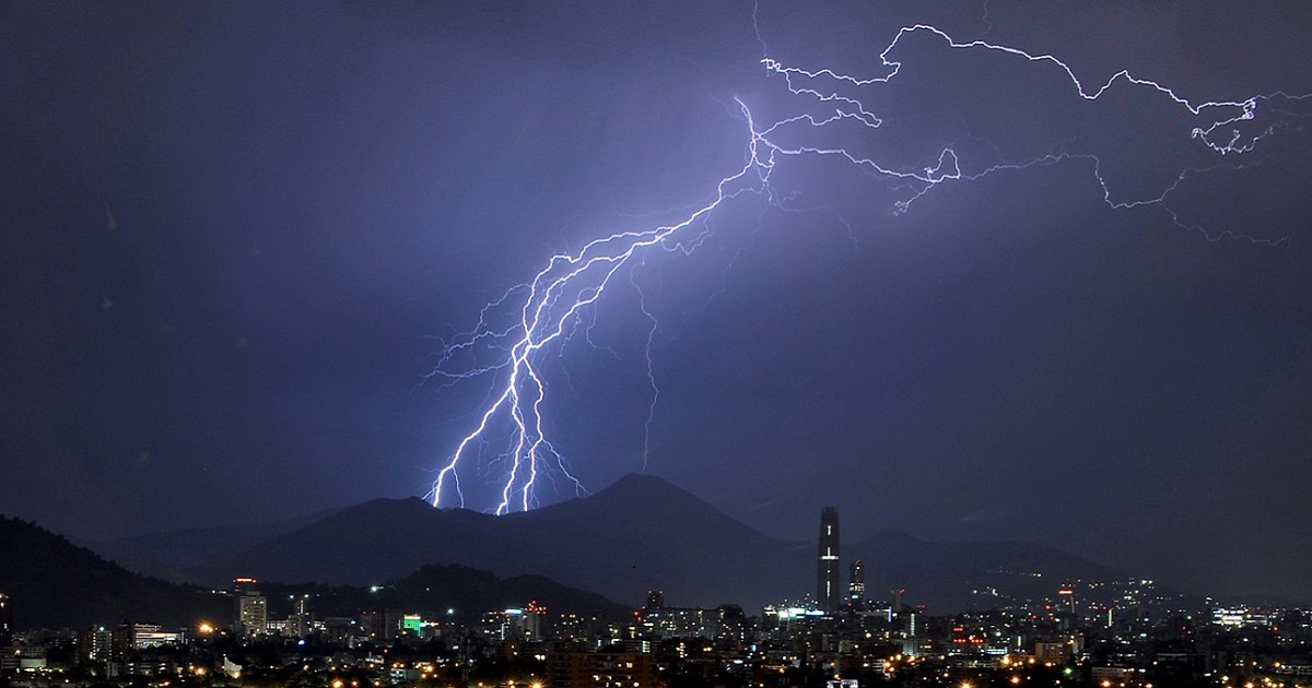 ¿Peligra Halloween? Lanzan alerta por tormentas eléctricas para siete regiones de Chile