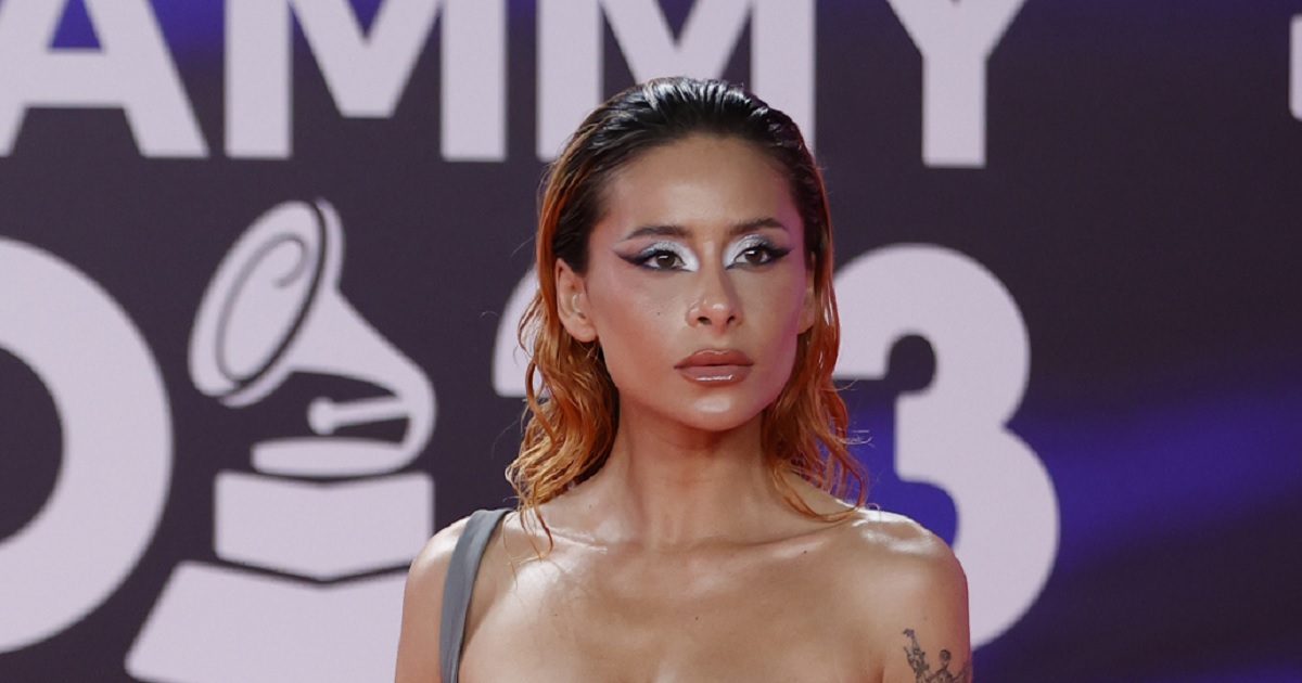 Cami deslumbró con vestido reflectante en alfombra roja de los Latin Grammy en Sevilla