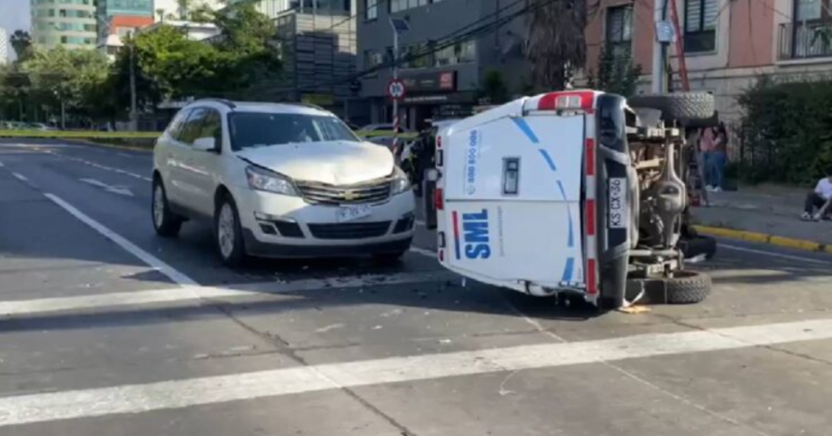 Camioneta del Servicio Médico Legal volcó mientras trasladaba un cadáver en Providencia