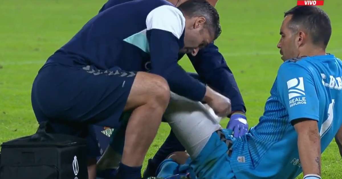 Claudio Bravo protagonizó preocupantes imágenes tras terminar vendado el duelo de Real Betis