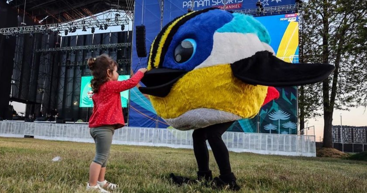 La emotiva despedida de Fiu, la querida mascota de Santiago 2023: 