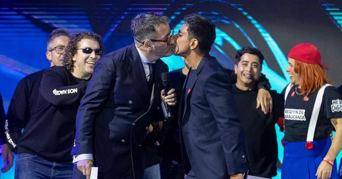 Eduardo Fuentes respondió a usuaria que lo criticó por piquito con Juan Pablo Queraltó en la Teletón