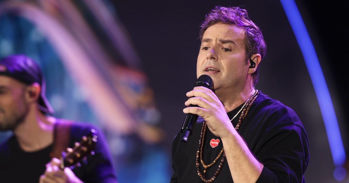 Fanatismo desmedido en Teletón: Paolo Meneguzzi recibió abrazo de una fan que no quería soltarlo