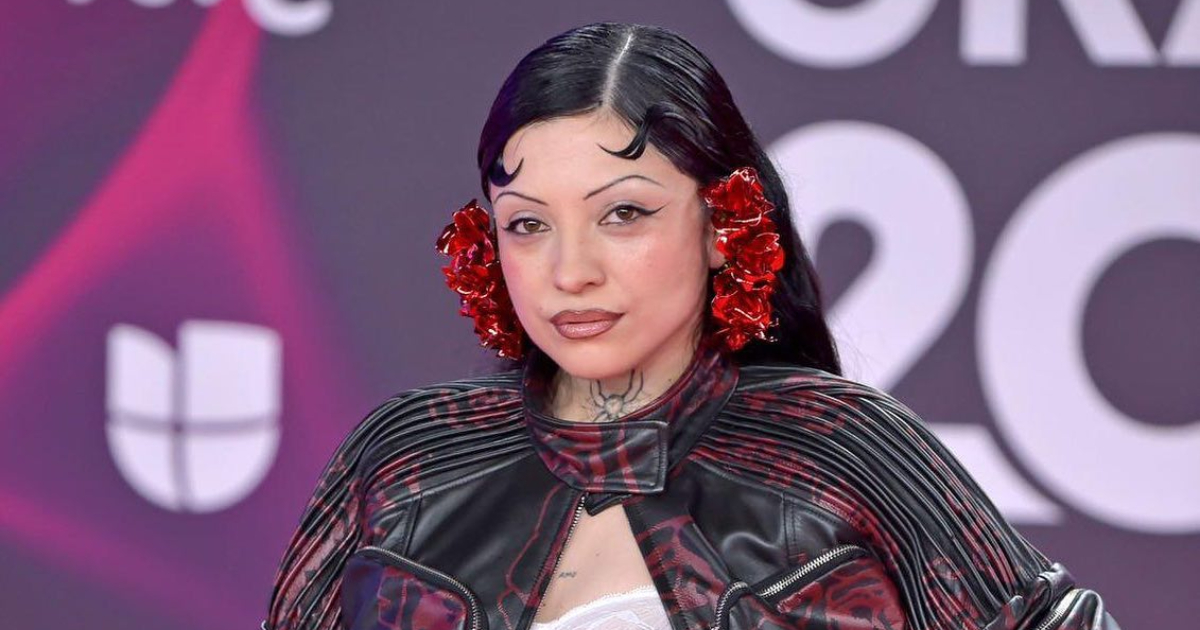 Mon Laferte respondió a comentario que criticaba sus cejas: “Te pareces a Monserrat Bustamante”