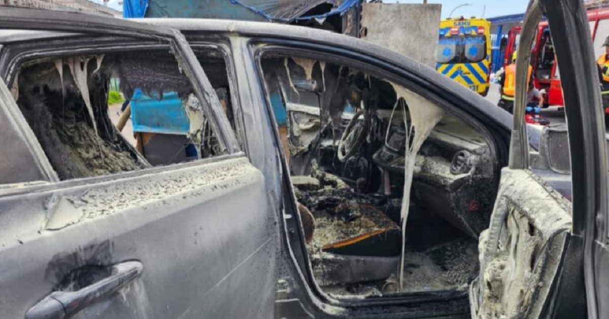 Desconocidos queman camioneta con persona en su interior en Santiago Centro: su condición es grave