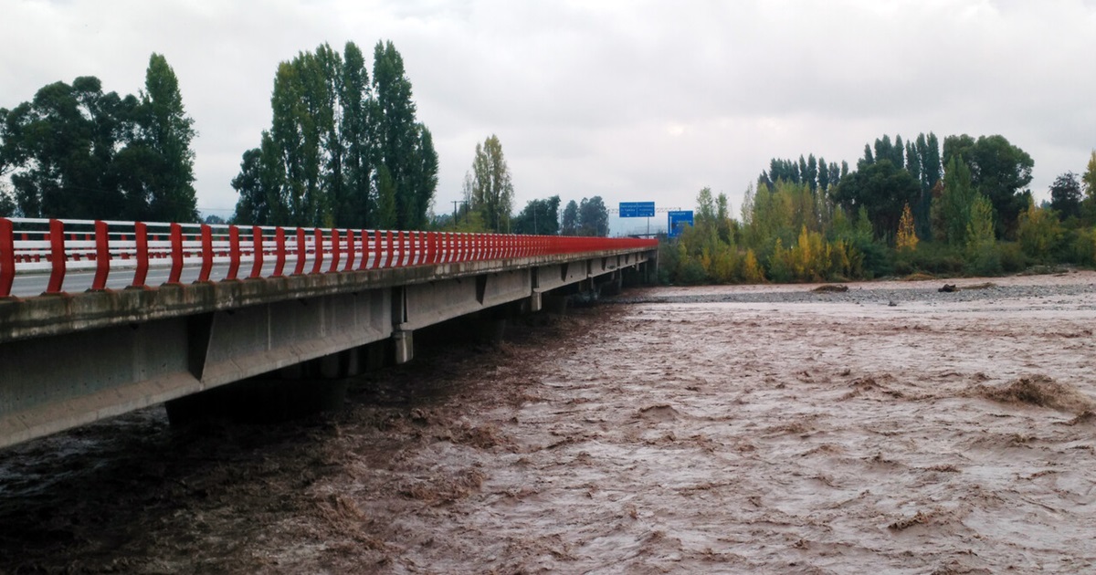 Una madre y su hijo de 4 años fueron arrastrados por el río Tinguiririca: realizan intensa búsqueda