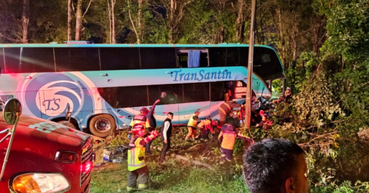 Bus chocó contra letrero de bienvenida en Gorbea: seis pasajeros quedaron con heridas graves
