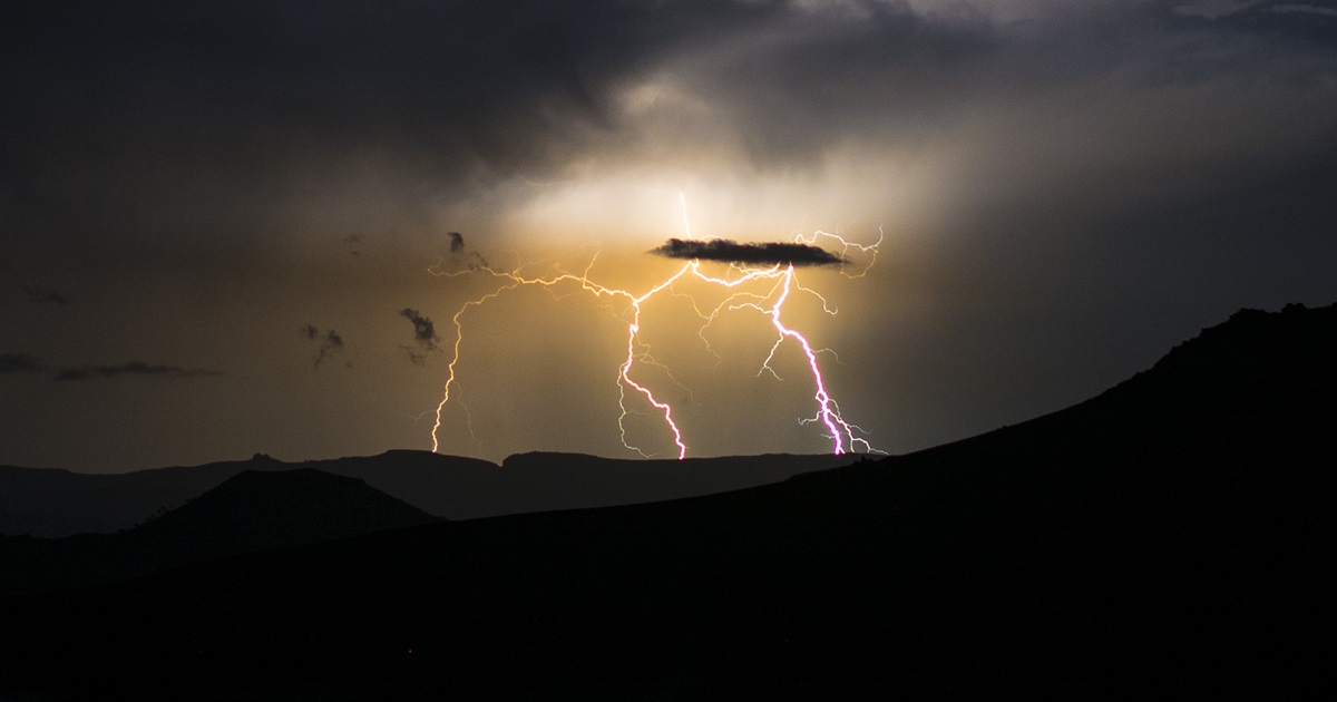 Tormentas eléctricas para este martes: emiten Alerta y Aviso meteorológico en 6 regiones del país