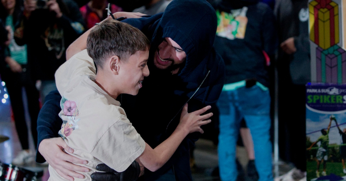 Bad Bunny celebró la Navidad en Puerto Rico con especial gesto: entregó miles de regalos a los niños