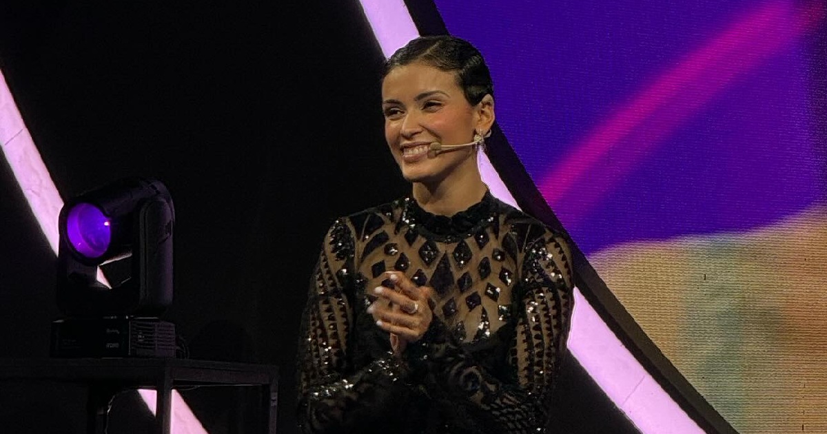 Con brillos y plumas: Cony Capelli se lució con despampanante look en los 