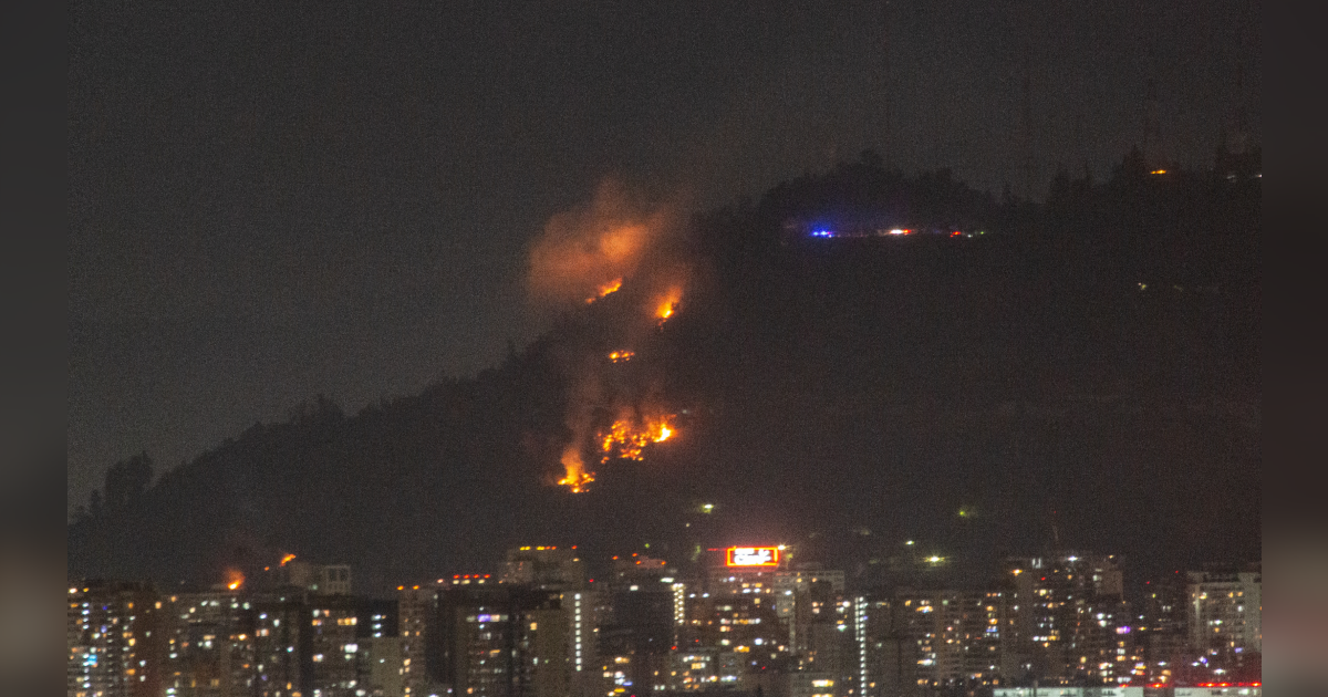 Incendio en cerro San Cristóbal: al menos 5 hectáreas consumidas y se investiga intencionalidad