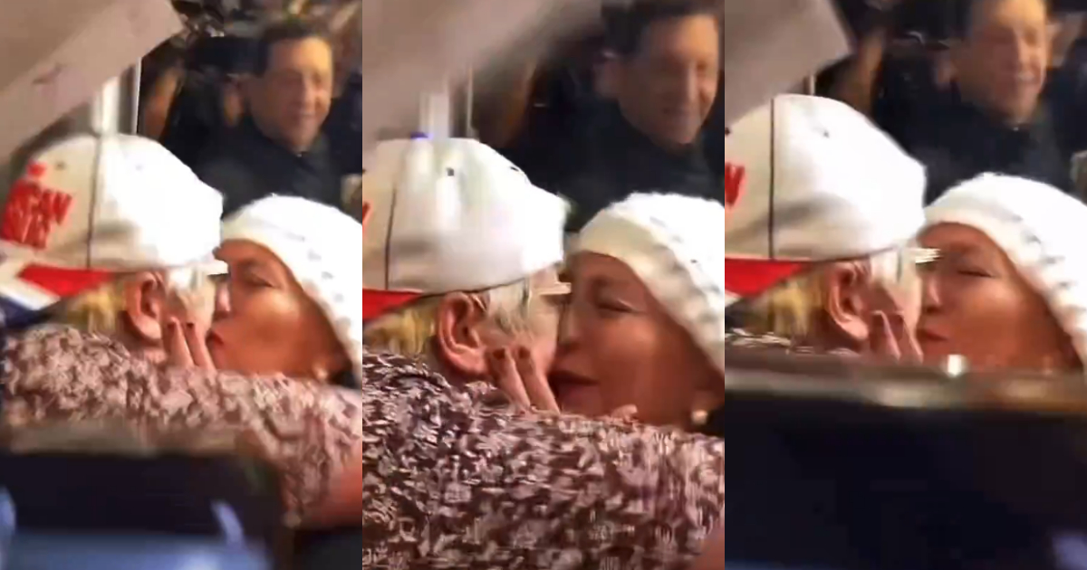 ¿A quién besó la Pincoya en su llegada al aeropuerto? Viralizan comentada escena en redes sociales