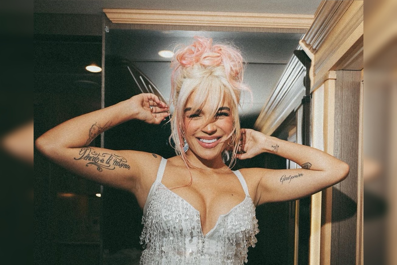 Critican a Karol G por look que usó en la Iglesia durante bautizo de sobrina: 