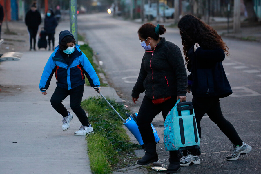 Niños entrando al colegio