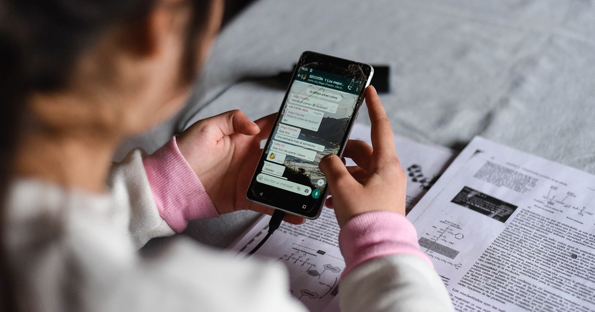 Prohibición de celulares en colegios: ¿en qué consiste el proyecto que toma fuerza en el Congreso?
