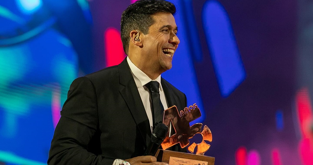 Destacan a Rafael Araneda por su trabajo como presentador de TV en EEUU: recibió premio