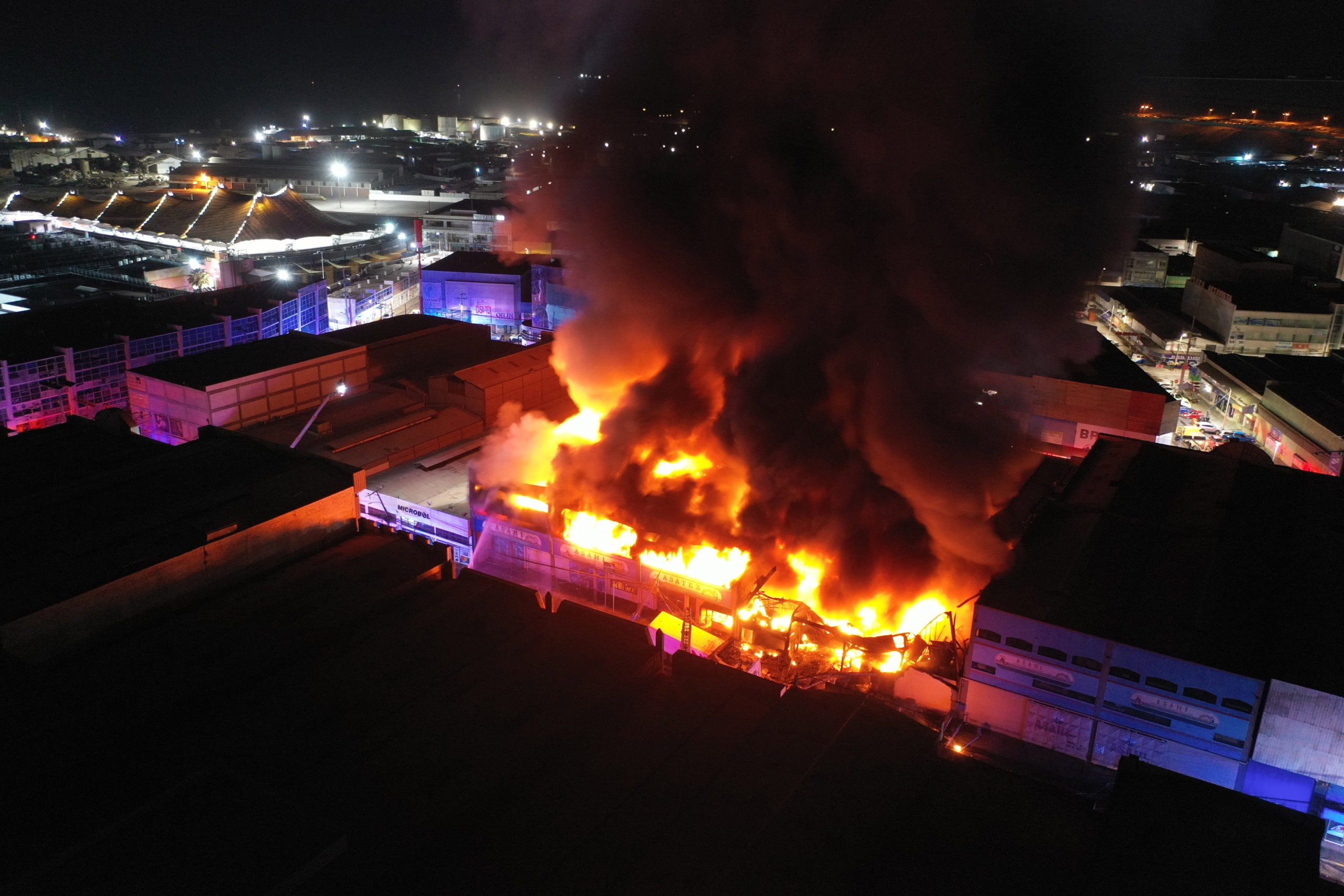 Voraz incendio en la Zofri de Iquique consumió seis galpones: bomberos continúa controlando el fuego