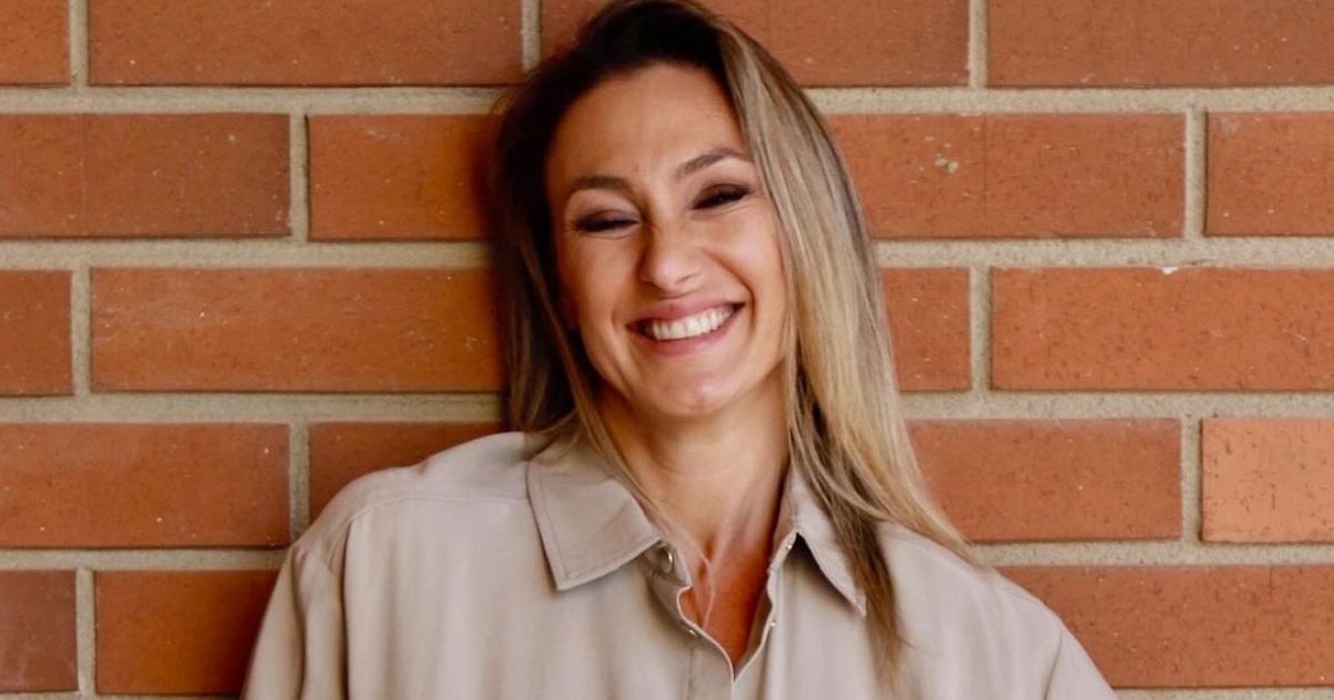 Andrea Dellacasa mostró inéditas fotos de su vestido de novia: detalles de encaje y una larga cola